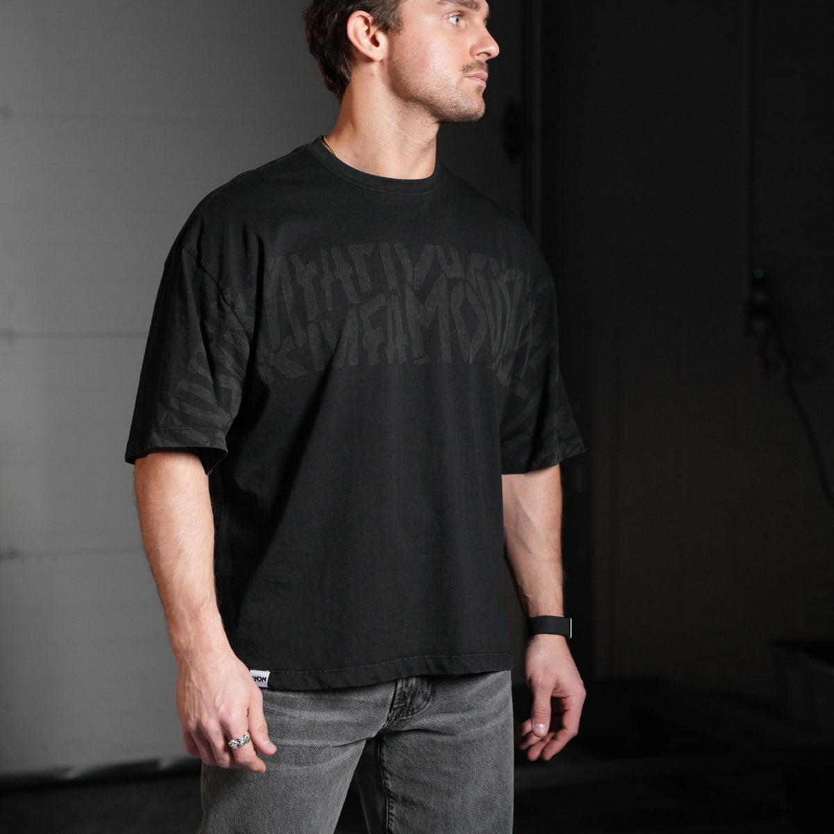 HERITAGE TEE - REPEAT / BLACK WASH